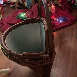 Pier 1 Wall Basket wi/tin insert for Fresh Cut Flowers. The tinremovable NWOT